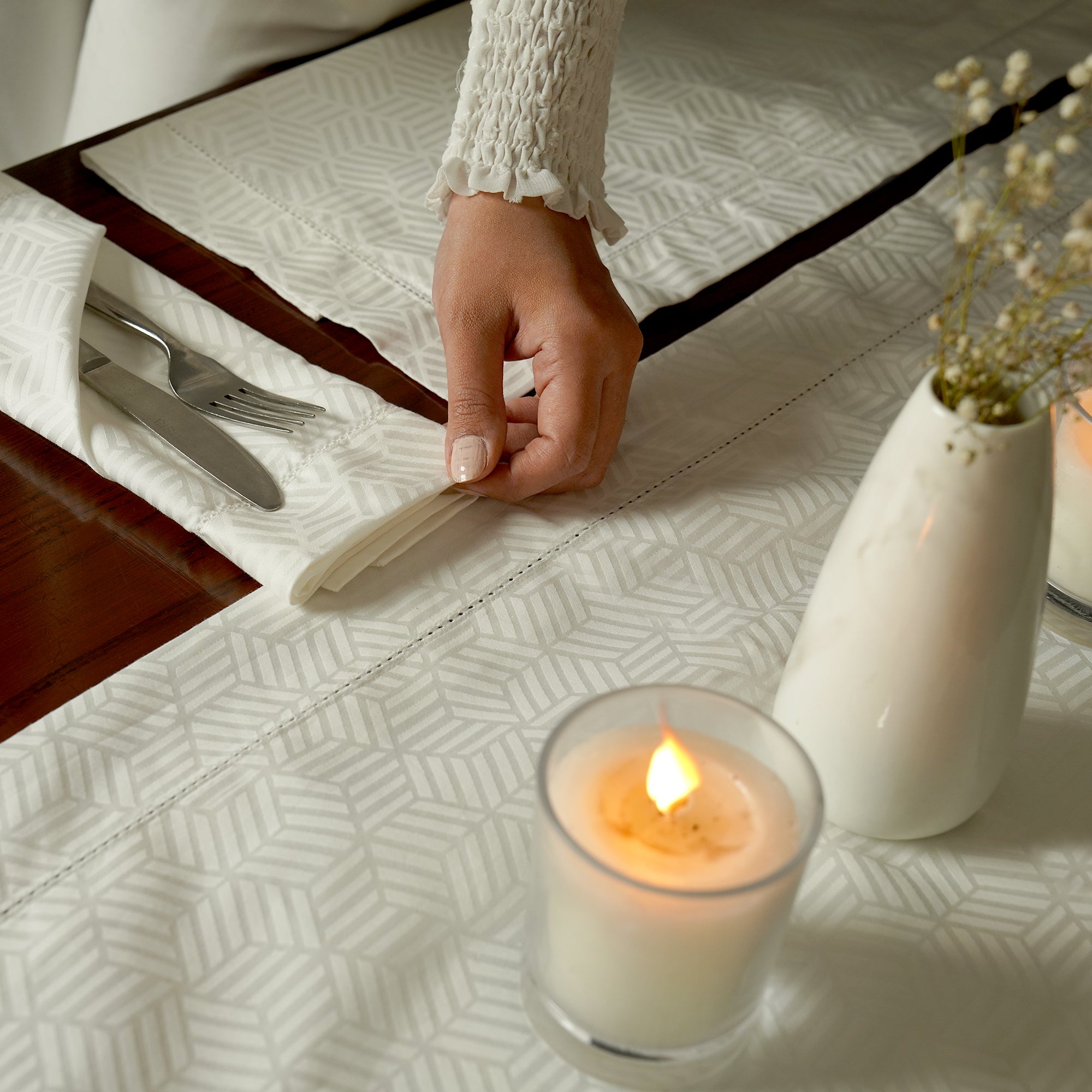 White Jacquard Table Runner Luxe-Edition