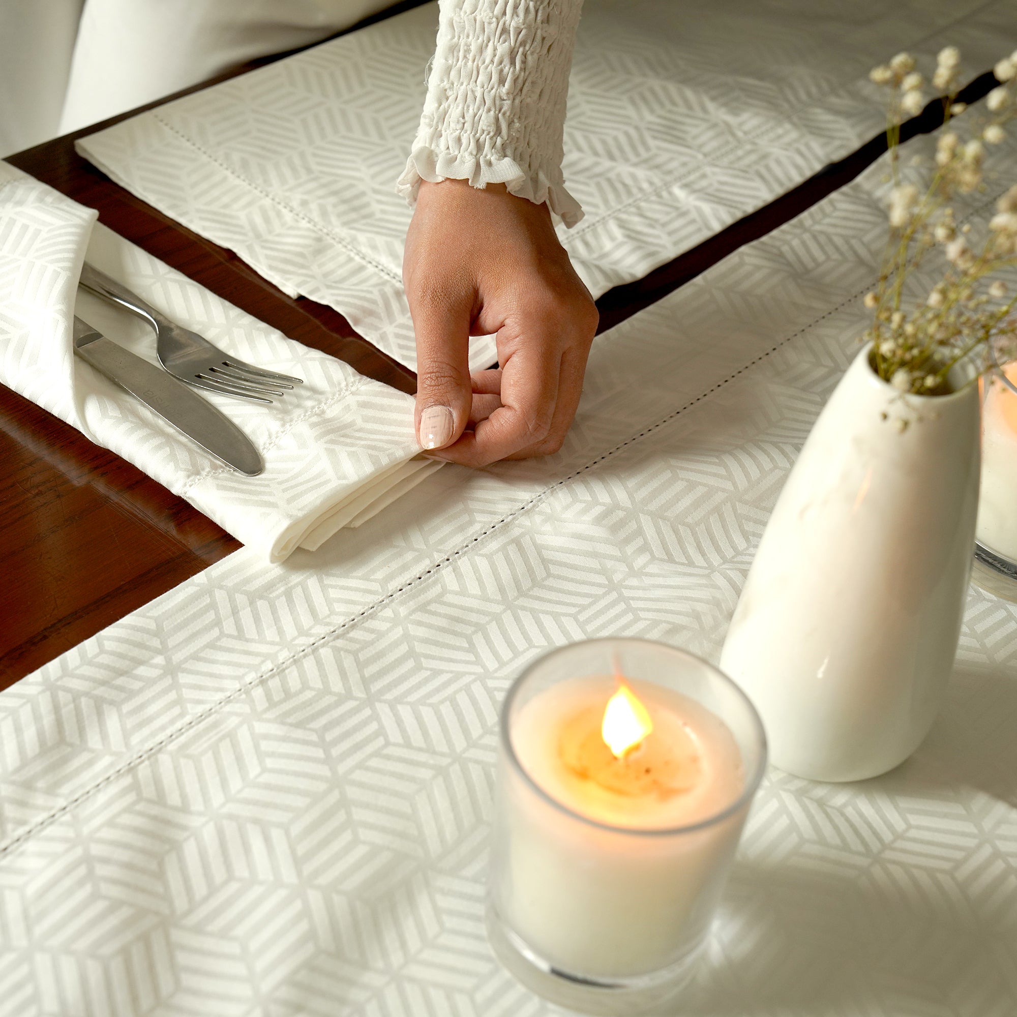 White Jacquard Table Runner Luxe-Edition